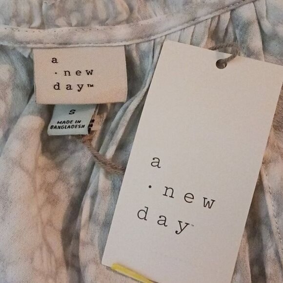 A New Day Blouse Gray Animal Print Short Flutter Sleeve V Neck Womens Size S - Picture 6 of 7